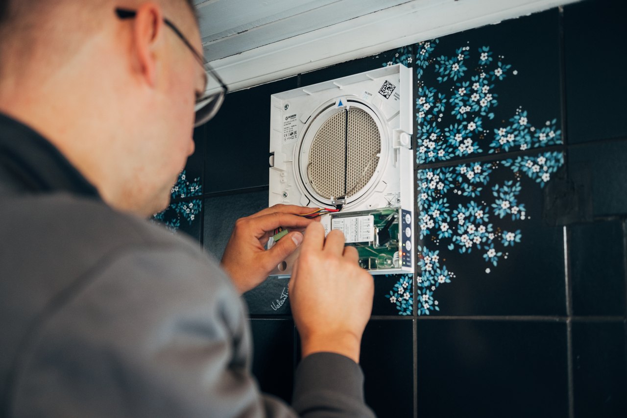 Elektrischer Anschluss einer dezentralen Lüftungsanlage