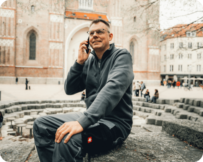 Remigijus Karalius telefoniert mit einem Kunden in München