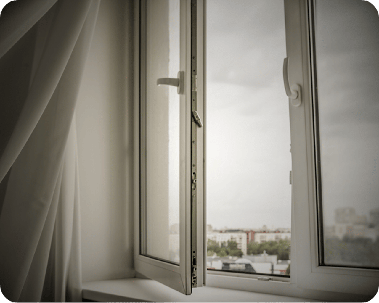 Geöffnetes Fenster zur natürlichen Belüftung eines Wohnraums